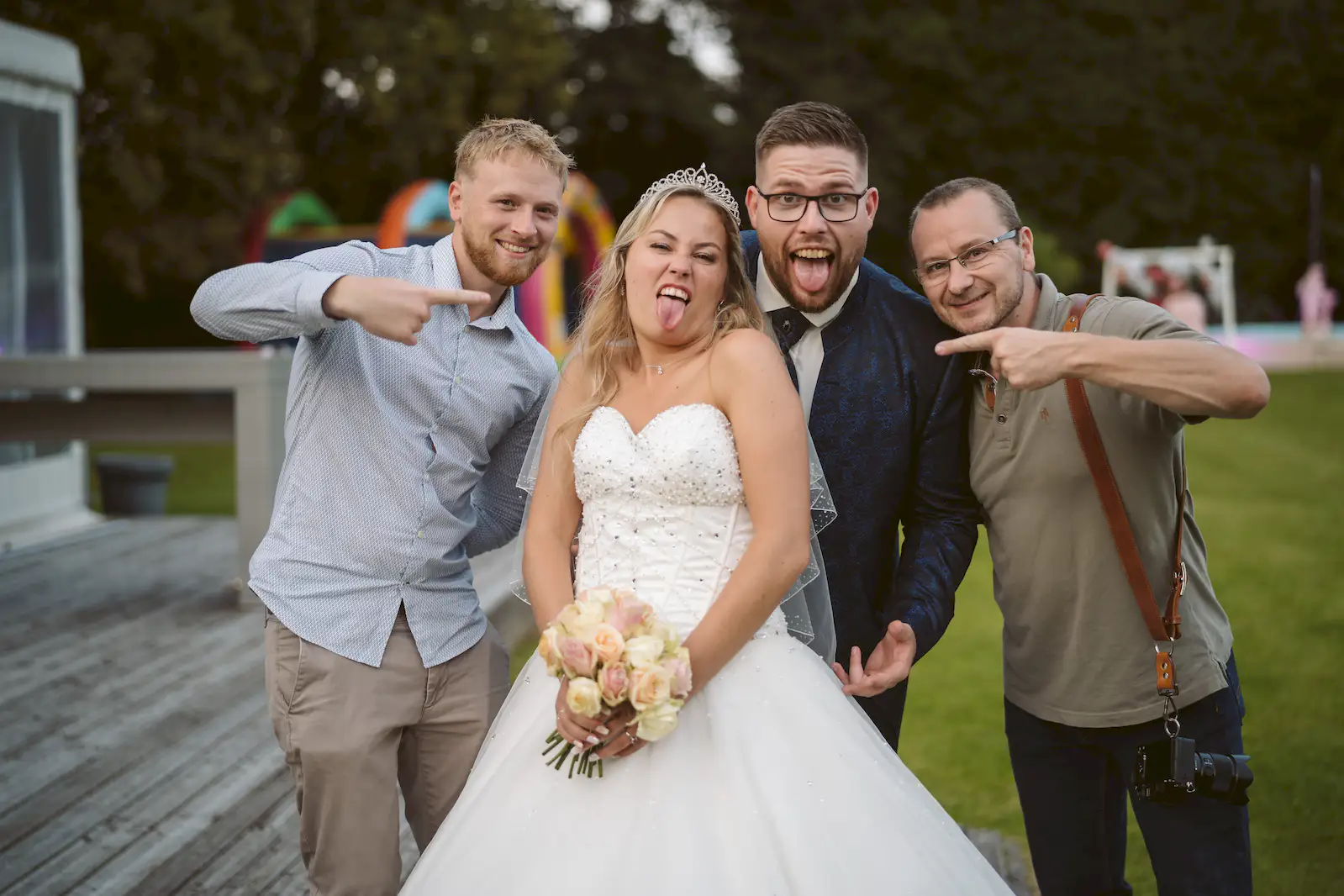 Benoît Bruneleau avec des mariés lors d'un reportage de mariage dans le Nord